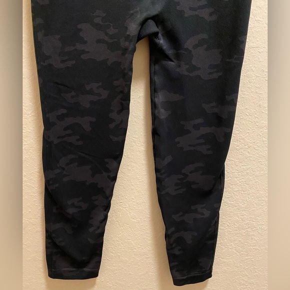 Spanx Black Camo Seamless Look At Me Now Cropped Legging Size L - Picture 7 of 12